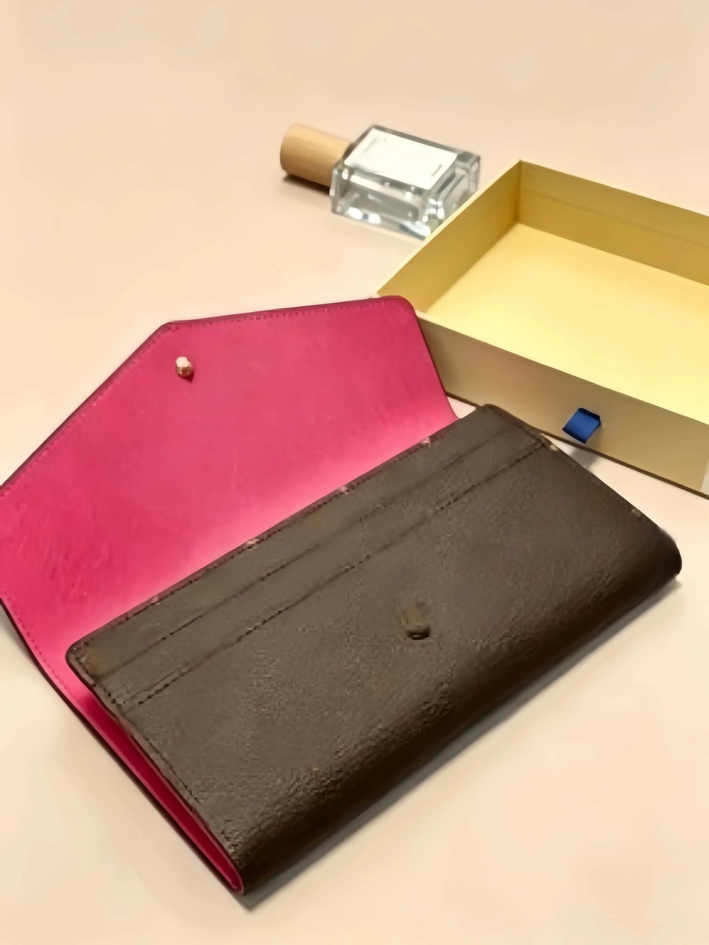 Women PU Clutch Wallet With Flap Modern Fashion Card Holder